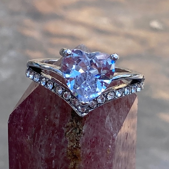 Exquisite White Sapphire 925 Sterling Silver Heart Shaped Ring Size 5 1/2 - Picture 5 of 15